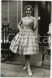 Fotografia d epoca originale 1959 LONDON Model wearing a Melbray dress in grey stripes Photo Fashion 15x20 1