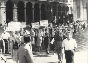 Fotografia d epoca originale 1954 GENOVA SESTRI PONENTE Operaie della San Giorgio marciano per la città Foto 1