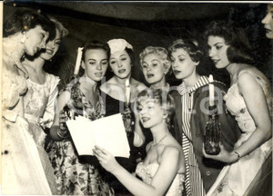 1957 PARIS Hermine SIMONCELLY lit ses poèmes entourée de mannequins *Photo 18x13