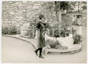 Fotografia d epoca originale 1958 ENGELBERG CH Sophia LOREN a passeggio con il suo cagnolino Foto 18x13 cm 1