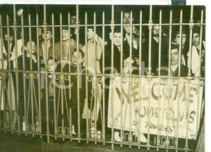 Fotografia d epoca originale 1960 MEMPHIS  Crowd waiting for Elvis PRESLEY s return from military service 1
