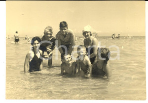 Fotografia d epoca originale 1960 ca PESARO Ritratto di famiglia al mare Fotografia VINTAGE 15x10 cm 1