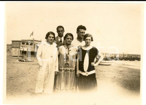 Fotografia d epoca originale 1925 IMPERIA PORTO MAURIZIO Un gruppo di amici in spiaggia Foto 11x8 cm 1