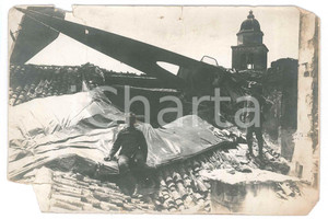 Fotografia d epoca originale 1918 WW1 ITALIA ZONA DI GUERRA Aereo nemico abbattuto su casa Foto DANNEGGIATA 2 1
