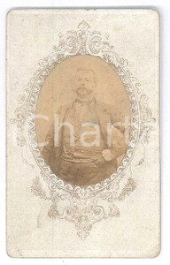Fotografia d epoca originale 1870 ca COSTUME  ITALIA Ritratto maschile con medaglione  Fotografia CDV 1