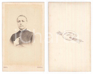 Fotografia d epoca originale 1870 ca VERCELLI Sacerdote con la mano sul petto  Foto Giuseppe COSTA CDV 1