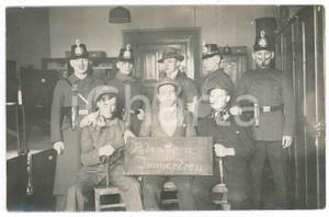 Fotografia d epoca originale 1920 ca GERMANIA  CARNEVALE  Guardie e ladri Foto anonima 14x9 cm 1