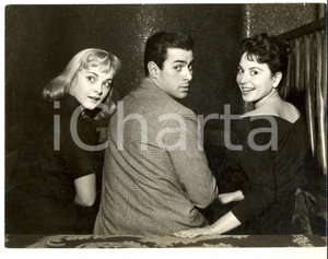 Fotografia d epoca originale 1960 ca CINEMA Ritratto di Maurizio ARENA tra due colleghe  Foto 24x18 cm 1