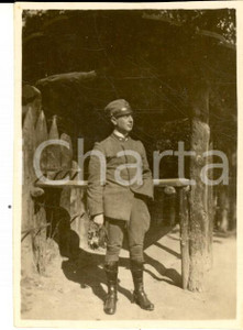 Fotografia d epoca originale 1918 WW1 TORINO Ritratto di ufficiale in un capanno Fotografia 6x8 cm 1