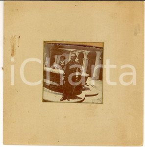 Fotografia d epoca originale 1910 ca FRANCE Ritratto di un ufficiale presso una fontana  Foto VINTAGE 17x17 1