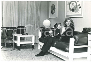 Fotografia d epoca originale 1975 ca COSTUME ITALIA Iva ZANICCHI in salotto con la figlia 2 Foto 30x20 cm 1