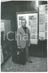 Fotografia d epoca originale 1973 MILANO Severino GAZZELLONI all ingresso del PICCOLO TEATRO 3 Foto 20x30 1