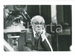 Fotografia d epoca originale 1983 RAIDUE Federico FELLINI Ospite di BLITZ Foto 24x18 cm 1