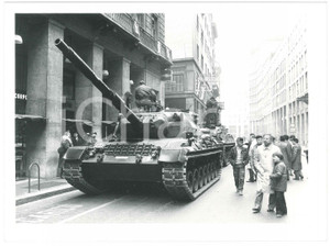 Fotografia d epoca originale 1985 ca MILANO  ESERCITO ITALIANO Carro armato Leopard 1 in cittÃ   Foto 24x18 1