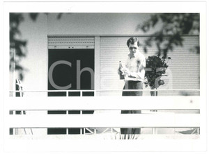 Fotografia d epoca originale 1985 ca ITALIA  COSTUME Filosofo Massimo GALLERANI paparazzato  Foto 24x18 cm 1