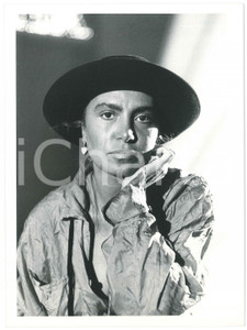 Fotografia d epoca originale 1985 ca MUSICA Loredana BERTÃˆ Ritratto con cappello  Foto 18x24 cm 2 1