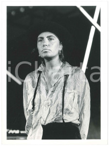 Fotografia d epoca originale 1985 ca MUSICA Loredana BERTÃˆ Ritratto con cappello  Foto 18x24 cm 1 1