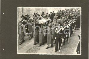 Fotografia d epoca originale 1952 MILANO BRERA Funerali gen. Umberto UTILI  Corteo con militari  Foto 2 1