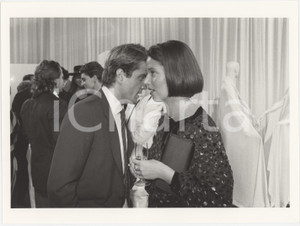 Fotografia d epoca originale 1985 ca ITALIA  COSTUME Laura LATTUADA Saverio VALLONE a un party  Foto 24x18 1