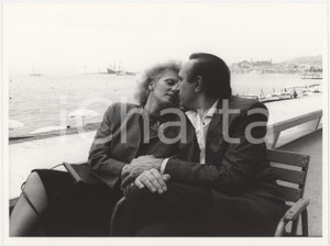 Fotografia d epoca originale 1986 CANNES  FESTIVAL DEL CINEMA Katia RICCIARELLI bacia Pippo BAUDO Foto 24x18 1