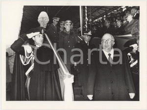 Fotografia d epoca originale 1985 ca MILANO Giovanni SPADOLINI con carabiniere  Foto 24x18 cm 1