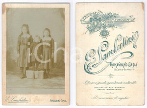 Fotografia d epoca originale 1900 ca ROMAGNANO SESIA Tre fratelli bambini  Foto Enrico LAMBERTINI 11x16 cm 1