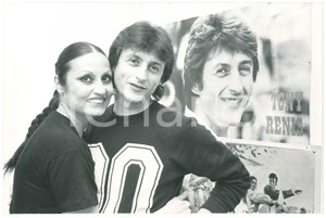 Fotografia d epoca originale 1975 ca ITALIA  MUSICA Tony RENIS Elettra MORINI Foto 30x20 cm 1