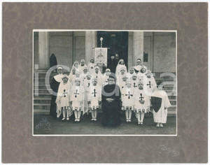 Fotografia d epoca originale 1920 ca MILANO Gruppo di crociatine con sacerdote  Foto JENZI 33x26 cm 1
