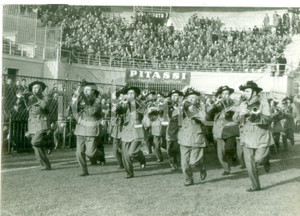 Fotografia d epoca originale 1956 MILANO  CALCIO MILANHONVED La fanfara dei bersaglieri  Foto 18x13 1