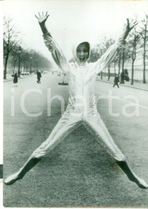 Fotografia d epoca originale 1967 LONDON Legazione UGANDA  Modella posa con tuta argentata Philippe TODD 1