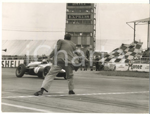 Fotografia d epoca originale 1960 SILVERSTONE CIRCUIT  The winner Jack BRABHAM in COOPER CLIMAX  Photo 1