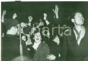Fotografia d epoca originale 1960 ca BELGRADO Manifestazione davanti al consolato jugoslavo  Foto 18x13 cm 1