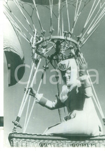 Fotografia d epoca originale 1970 ca CINEMA Glenda JACKSON posa in mongolfiera nel film Sarah Bernhardt 1