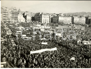 Fotografia d epoca originale 1963 MARSEILLE Vieux Port  Manifestation 5.000 mineurs  Photo 20x15 cm 1