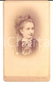 Fotografia d epoca originale 1870 ca WIEN Ritratto di donna con fiocco all abito Foto Carl KROH CDV 1