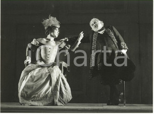 Fotografia d epoca originale 1997 MILANO Piccolo Teatro  Ottavia PICCOLO e Paolo VILLAGGIO in L avaro 1