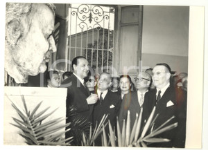 1955 ca SAN MAURO PASCOLI Giovanni GRONCHI davanti al busto del poeta - FOTO