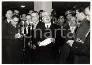 1956 ROMA Giovanni GRONCHI durante conferenza stampa con Gaetano MARTINO