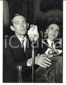 1955 ca MILANO Christiaan Neethling BARNARD mostra particolari di un cuore *Foto