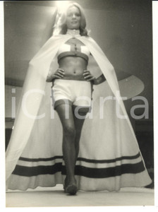 Fotografia d epoca originale 1971 CEFALU  Moda mare  Modella sfila in shorts Foto 13x18 cm 1
