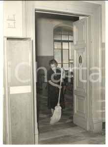 Fotografia d epoca originale 1953 ITALIA  COSTUME Preparativi per la riapertura delle scuole Foto 13x18 1