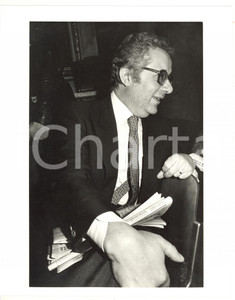 1985 ca MILANO Ritratto di Luigi VENEGONI - Fotografia 20x25 Fotografia d'epoca. CONDIZIONI: GFORMATO: 20x25 cm  originale e autentica 1