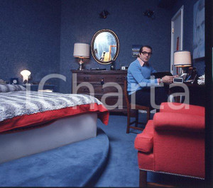 1970ca CARLO GIUFFRE' (11) Diapositiva originale d'epoca cm 6x6   Diapositiva originale a colori, in formato cm 6 x 6 ICharta mette in vendita, sul negozio eBay e in esclusiva sul sito "icharta" il proprio archivio composto da numerose diapositive e negativi fotografici d'epoca, tutti originali e autentici, che attraversano la storia del costume italiano tra gli la fine degli anni Sessanta e Novanta.Si tratta di uno sguardo inedito sull'attualità, la politica, la vita quotidiana, il gossip e la cultura, che fotografa il cambiamento della nazione in quest'ultimo scorcio del XX secolo. Un'occasione unica per il mercato del collezionismo, che vede finalmente disponibile un archivio eccezionale per vastità, tematiche e condizioni, in un settore (il negativo fotografico e la diapositiva) di assoluta novità e dalle interessanti prospettive di investimento. CONDIZIONI:FAIR/discretoFORMATO: cm 6 x 6 originale e autentica 1