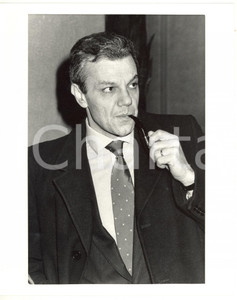 1985 ca MILANO Convegno DC - Dario DI GENNARO fuma la pipa *Foto 20x25