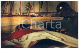 2000 O FANTASMA Man in latex suit spies a sleeping guy *Foto 23x14 cm