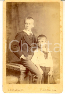 1880 ca KINGSTON UPON THAMES Portrait of Hardy and George PARKES children *Photo Fotografia d'epoca, su cartoncino rigido.  CONDIZIONI: G (ma lievi macchie al verso) FOTOGRAFO: G. T. Jones - 9, Surbiton Park Terrace - Kingston on ThamesFORMATO: 11x17 cm     originale e autentica 1