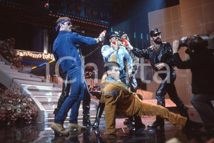 35mm vintage slide* 1985 VILLAGE PEOPLE a Festival di Sanremo (8) *originale   Diapositiva d'epoca, in formato 35 mm. CONDIZIONI: GOODTutti i diritti riservati.E' severamente vietata la riproduzione. ICharta mette in vendita, sul negozio eBay e in esclusiva sul sito "icharta" il proprio archivio composto da numerose diapositive e negativi fotografici d'epoca, tutti originali e autentici, che attraversano la storia del costume italiano tra gli la fine degli anni Sessanta e Novanta.Si tratta di uno sguardo inedito sull'attualità, la politica, la vita quotidiana, il gossip e la cultura, che fotografa il cambiamento della nazione in quest'ultimo scorcio del XX secolo. Un'occasione unica per il mercato del collezionismo, che vede finalmente disponibile un archivio eccezionale per vastità, tematiche e condizioni, in un settore (il negativo fotografico e la diapositiva) di assoluta novità e dalle interessanti prospettive di investimento.  originale e autentica 1