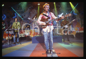 35mm vintage slide* 1988 RAI UNO - DISCORING LEVEL 42 Ritratto di Mark KING (4)