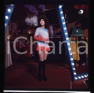 1970 circa MARCELLA BELLA prova abiti (3) *DIAPOSITIVA ORIGINALE   Positivo fotografico originale d'epoca a colori su pellicola  E' SEVERAMENTE VIETATA LA RIPRODUZIONE.TUTTI I DIRITTI SONO RISERVATI.ICharta mette in vendita, sul negozio eBay e in esclusiva sul sito "icharta" il proprio archivio composto da numerose diapositive e negativi fotografici d'epoca, tutti originali e autentici, che attraversano la storia del costume italiano tra gli la fine degli anni Sessanta e Novanta.Si tratta di uno sguardo inedito sull'attualità, la politica, la vita quotidiana, il gossip e la cultura, che fotografa il cambiamento della nazione in quest'ultimo scorcio del XX secolo. Un'occasione unica per il mercato del collezionismo, che vede finalmente disponibile un archivio eccezionale per vastità, tematiche e condizioni, in un settore (il negativo fotografico e la diapositiva) di assoluta novità e dalle interessanti prospettive di investimento. CONDIZIONI:FAIR/discretoFORMATO: cm 6 x 6 originale e autentica 1