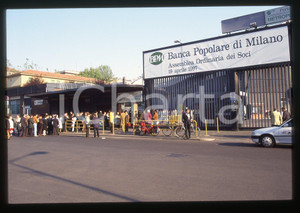 35mm vintage slide* 1997 MILANO Arrivo azionisti all'assemblea dei soci BPM (2)